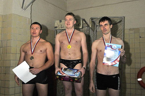 Награждение победителей соревнований по плаванию. Сергей Марков — слева