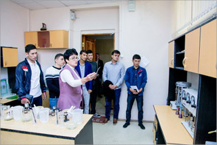 Делегация студентов из Узбекистана знакомится с оборудованием лаборатории механики грунтов, оснований и фундаментов