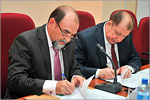 Signing of the cooperation agreement between Chamber of Commerce and Industry of Orenburg Region and OSU.     [71 Kb]