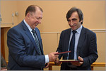 Vladimir Kovalevskiy and Klaus Haenssgen. Awarding the certificate of OSU Honorary Professor.     [129 Kb]