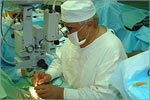 Vladimir Kanyukov is carrying out a surgical operation. Открыть в новом окне [133 Kb]