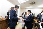 Delegates from the Embassy of Japan visit OSU.     [144 Kb]