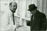 1974 г. И.М. Киянов (справа) и П.Я. Мишин на крыльце 3-го учебного корпуса ОрПИ. Открыть в новом окне [107 Kb]
